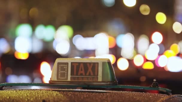 Primer Plano Taxi Por Noche Teleobjetivo — Vídeos de Stock