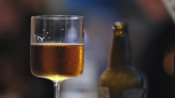 ビールのボトルの隣にあるビールのグラス — ストック動画