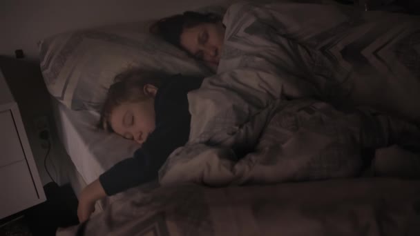 Mamusia Trzyletni Synek Śpią Łóżku Widok Góry — Wideo stockowe