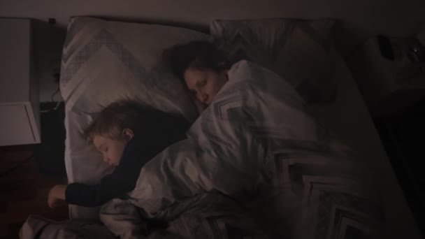 Matka Trzyletni Synek Śpią Łóżku Widok Góry — Wideo stockowe