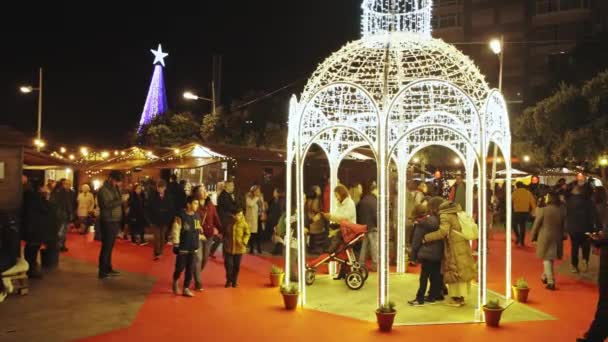 2023年12月8日 葡萄牙阿尔马达 圣诞博览会 一群人站在一个白色的凉亭周围 — 图库视频影像