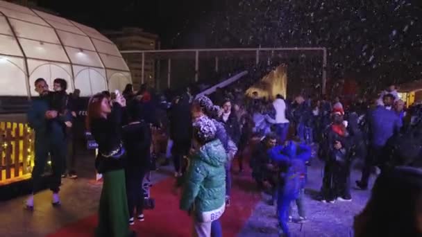 Декабря 2023 Лиссабон Португалия Люди Наслаждающиеся Искусственным Снегом Рождественской Ярмарке — стоковое видео