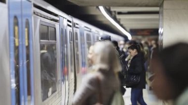 8 Aralık 2023, Lizbon, Portekiz - Trenin yanında duran bir grup insan