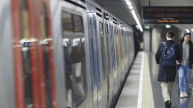 8 Aralık 2023, Lizbon, Portekiz - Yeraltındaki tren istasyondan ayrılıyor