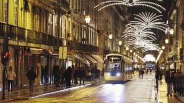 8 Aralık 2023, Lizbon, Portekiz - Şehir caddesinde bir tramvay