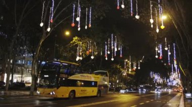 8 Aralık 2023, Lizbon, Portekiz - Avenida do Liberdade - Sarı Otobüs - Telefoto