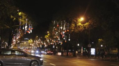 8 Aralık 2023, Lizbon, Portekiz - Liberdade Noeli 'nde araba trafiği - telefoto