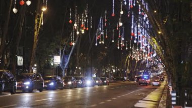 8 Aralık 2023, Lizbon, Portekiz - Şehirde popüler bir yer olan avenida da liberdade 'den geçen araba -