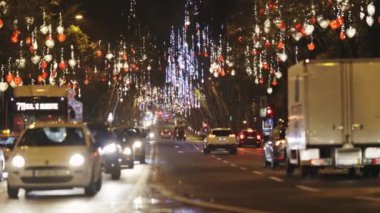 8 Aralık 2023, Lizbon, Portekiz - Kalabalık bir cadde