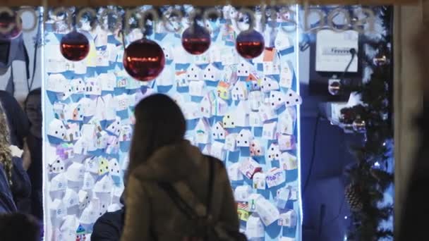 Diciembre 2023 Lisboa Portugal Grupo Personas Pie Frente Una Exhibición — Vídeos de Stock
