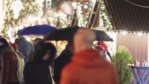 Prosince 2023 Lisabon Portugalsko Spousta Lidí Vánočním Veletrhu Pořádá Deštníky — Stock video
