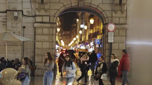 Dicembre 2023 Lisbona Portogallo Gruppo Persone Cammina Notte Lungo Una — Video Stock