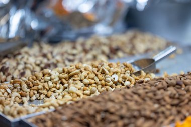 Bir tepsi fıstığın yakın çekimi.