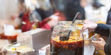 İçi sıvı dolu bir kavanoz tezgahın üstünde duruyor.