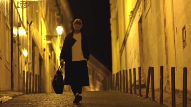 Hombre Triste Está Caminando Por Una Calle Por Noche Llevando — Vídeos de Stock