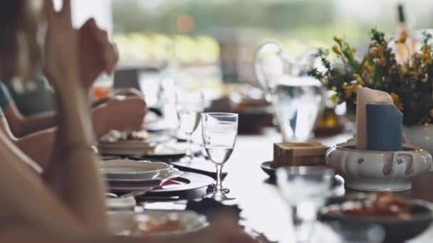Μια Ομάδα Ανθρώπων Κάθεται Ένα Τραπέζι Πιάτα Φαγητού Και Ποτήρια — Αρχείο Βίντεο