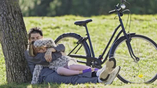 公園の自転車近くに彼女のかわいい娘と若い女性 家族のコンセプト — ストック動画