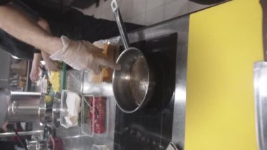 Restoran mutfağı - şef deniz ürünleri ahtapotunu tavaya koyuyor
