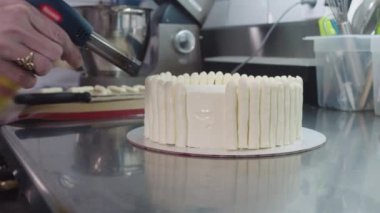 Bir adam mutfakta pasta hazırlar - marşmelov yakar - dekorasyon - bar ya da restoran dekorasyonu.