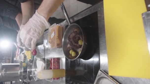 レストランキッチン シェフはパンに魚介タコスにスパイスを追加します — ストック動画