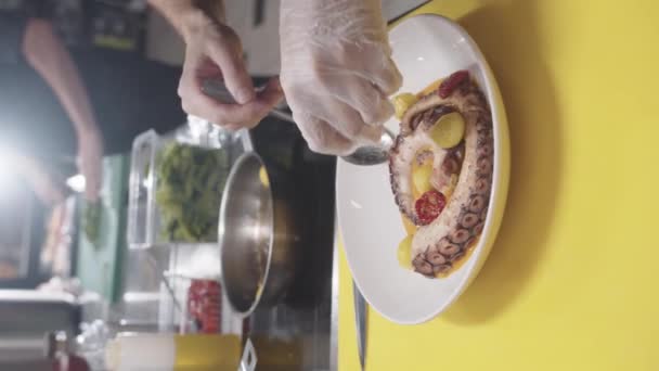 レストランキッチン シェフはパンのシーフードタコにピクルスペッパーを追加 — ストック動画