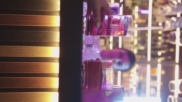 Barista Prepara Cocktail Bar Ristorante Mix Bevande Verticale — Video Stock
