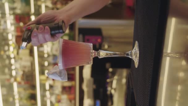 Bartendern Häller Alkohol Cocktail Tänder Eld Mynta Dekorera — Stockvideo