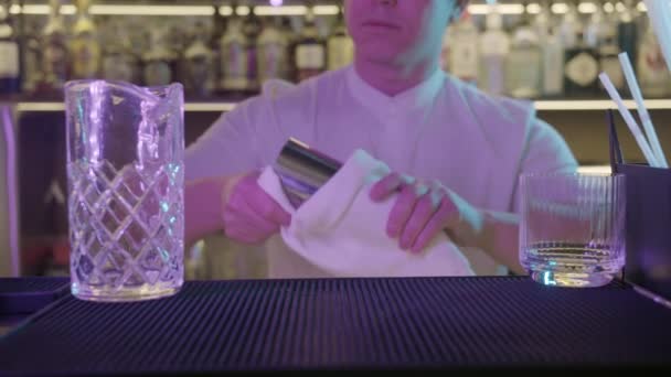 Μπάρμαν Σκουπίζει Πιάτα Κοκτέιλ Μπαρ Εστιατόριο — Αρχείο Βίντεο