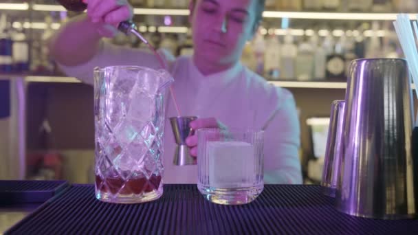 Man Pouring Drink Cocktail Bar Close — Stock Video