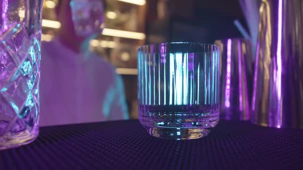 Close Von Glas Auf Dem Tisch Barkeeper Fügen Großen Quadratischen — Stockvideo