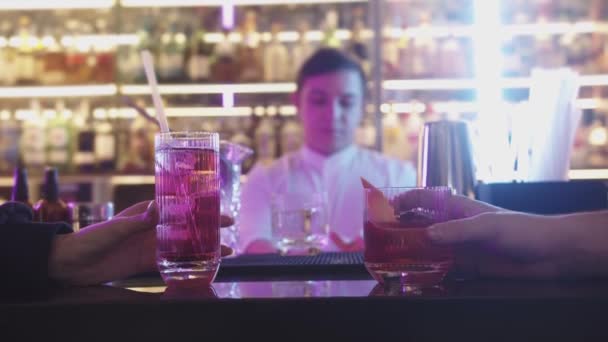Barista Prepara Cocktail Bar Ristorante Mix Bevande Vicino — Video Stock