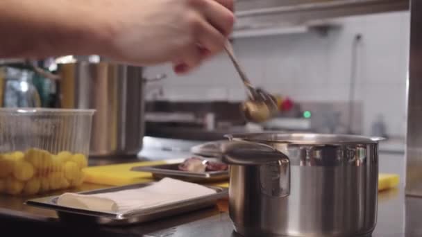 キッチンで調理デモンストレーション スープにジャガイモを追加 クローズアップ — ストック動画