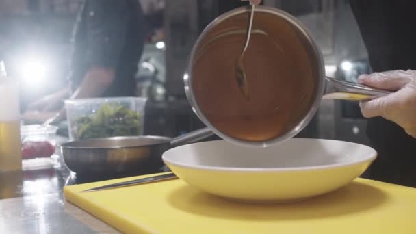 有人看见有人在酒吧或餐馆里用勺子搅拌碗 — 图库视频影像