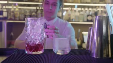 Barmen barda kokteyl yapıyor - neon ışığı