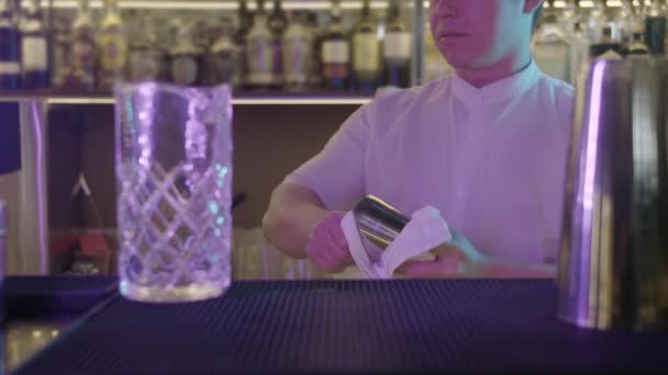Een Man Zit Aan Een Bar Met Een Servet Zijn — Stockvideo