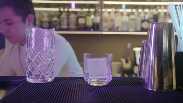 Bartender Add Ice Glass Bar Restaurant Appears Relaxed Interacts Bartender — Stock Video