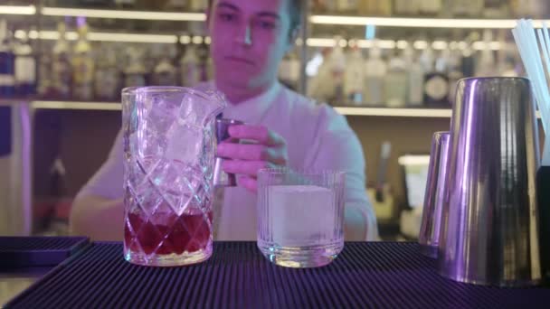 Bartender Membuat Koktail Bar Lampu Neon — Stok Video