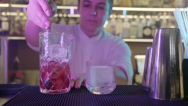 Alkoholos Koktélokat Gyártó Csapos Bárban Vagy Étteremben — Stock videók