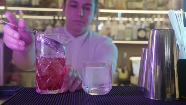 Barista Che Prepara Cocktail Alcolici Bar Ristorante — Video Stock