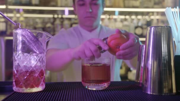 Barista Fare Drink Bar Con Scorza Arancia Abilmente Creando Una — Video Stock