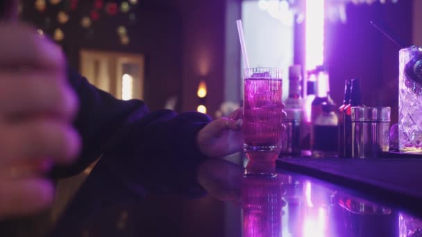 Una Persona Viene Mostrata Con Drink Mano Vivace Bar Circondata — Video Stock