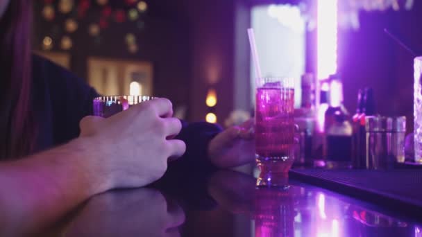 Uomo Trova Davanti Bar Con Bicchiere Alcol Mano Impostazione Della — Video Stock