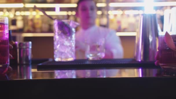 Der Bar Halten Frau Und Mann Getränke Bereit Der Fokus — Stockvideo