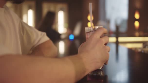 Чоловік Тримає Келих Алкоголю Барі Або Ресторані — стокове відео
