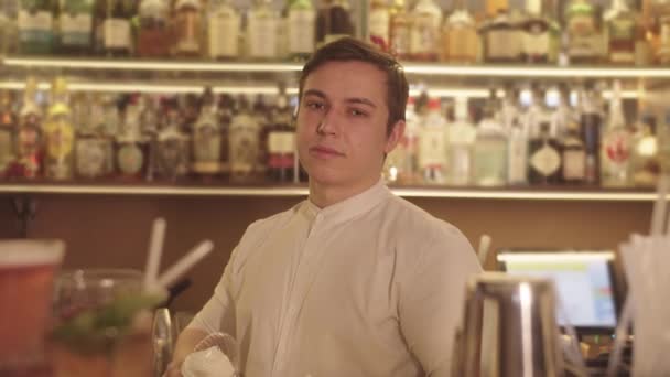Man Holding Tovagliolo Bar Guarda Come Uomo Che Buon Lavoro — Video Stock
