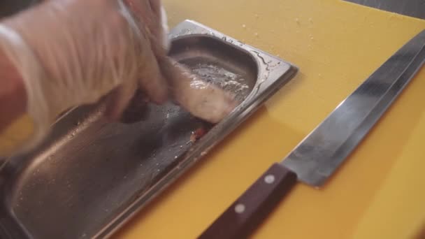 Metall Bricka Med Skaldjur Matlagning Bläckfisk Köket Restaurangen — Stockvideo