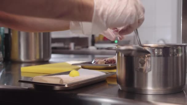 カウンターでキッチンで料理 煮たジャガイモ レストラン — ストック動画