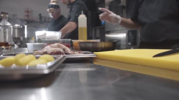 Дивитися Групу Людей Зайнятих Приготуванням Їжі Галасливій Кухні Барі Або — стокове відео