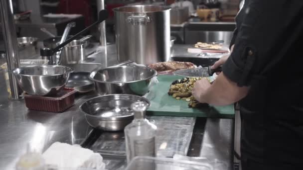 Patrz Jak Osoba Skrupulatnie Przygotowuje Jedzenie Desce Krojenia Środowisku Kuchennym — Wideo stockowe