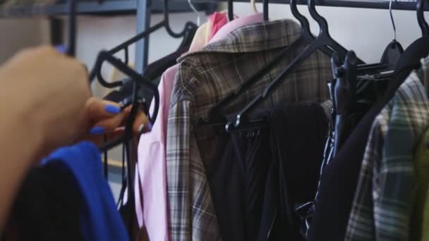Женщина Вешает Одежду Вешалку Примерочной Крупным Планом — стоковое видео
